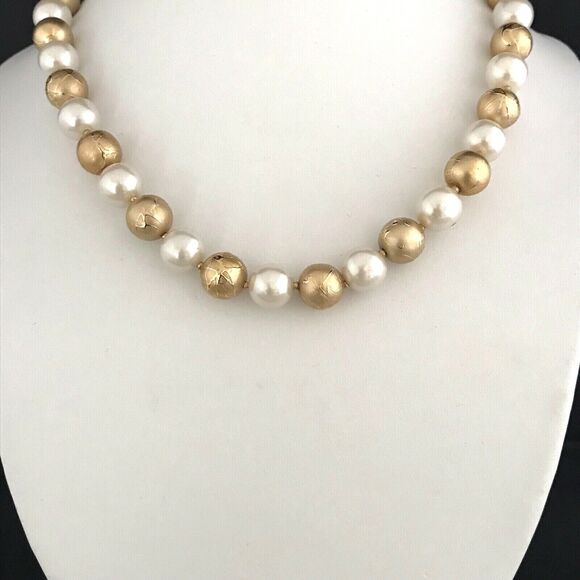 Vintage Simulated Pearl Necklace with Gold Toned Textured Beads Classic Chic 4Q - Picture 4 of 4